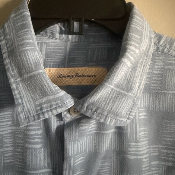 Tommy Bahama Light Blue 75% silk pattered button up beach shirt size medium - Picture 2 of 14